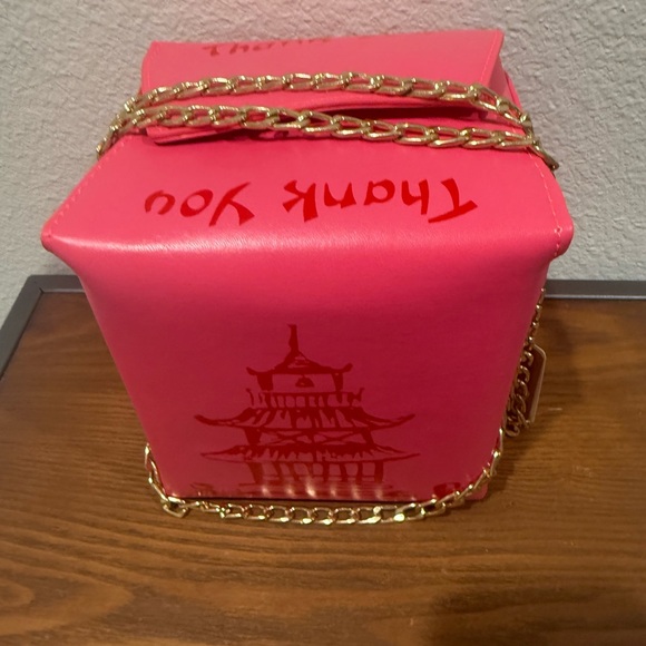 NWT Pink Takeout Box Crossbody Shoulder Bag with Gold Chain - Picture 2 of 7
